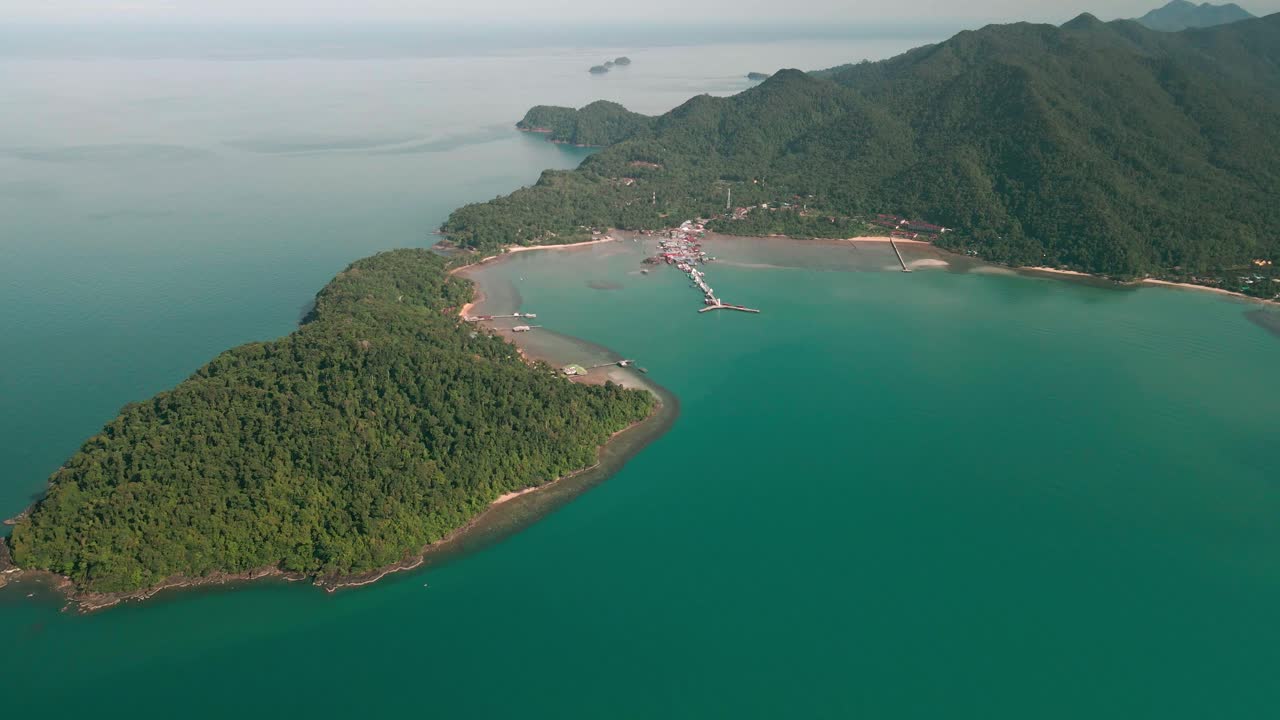 vista aérea alta del pueblo pesquero de bang bao en la isla de koh chang