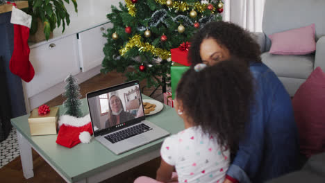 Afroamerikanische-Mutter-Und-Tochter,-Die-Zu-Weihnachten-Zu-Hause-Einen-Videoanruf-Auf-Dem-Laptop-Führen