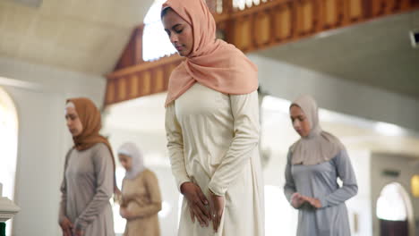 muslim women praying in mosque