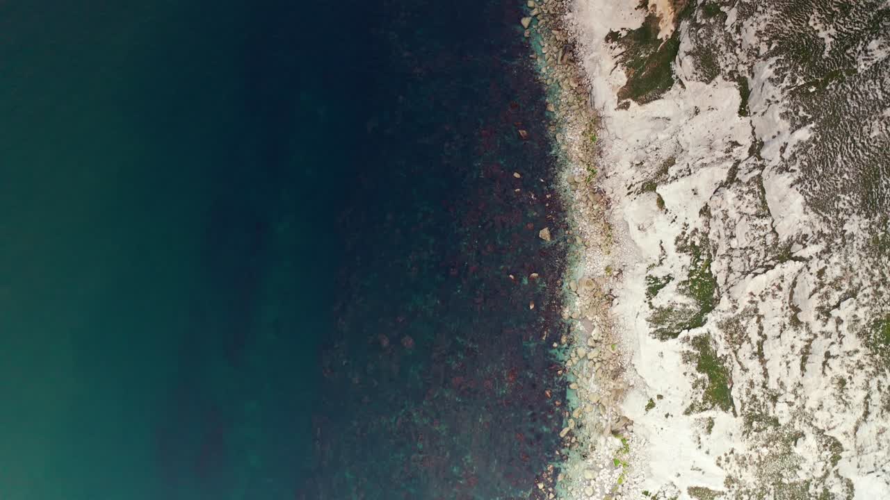 drone aéreo de arriba hacia abajo sobre acantilados marinos isla de wight