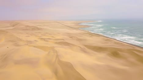 buena antena sobre una carretera y dunas de arena cerca de una carretera costera en la costa esquelética de namibia