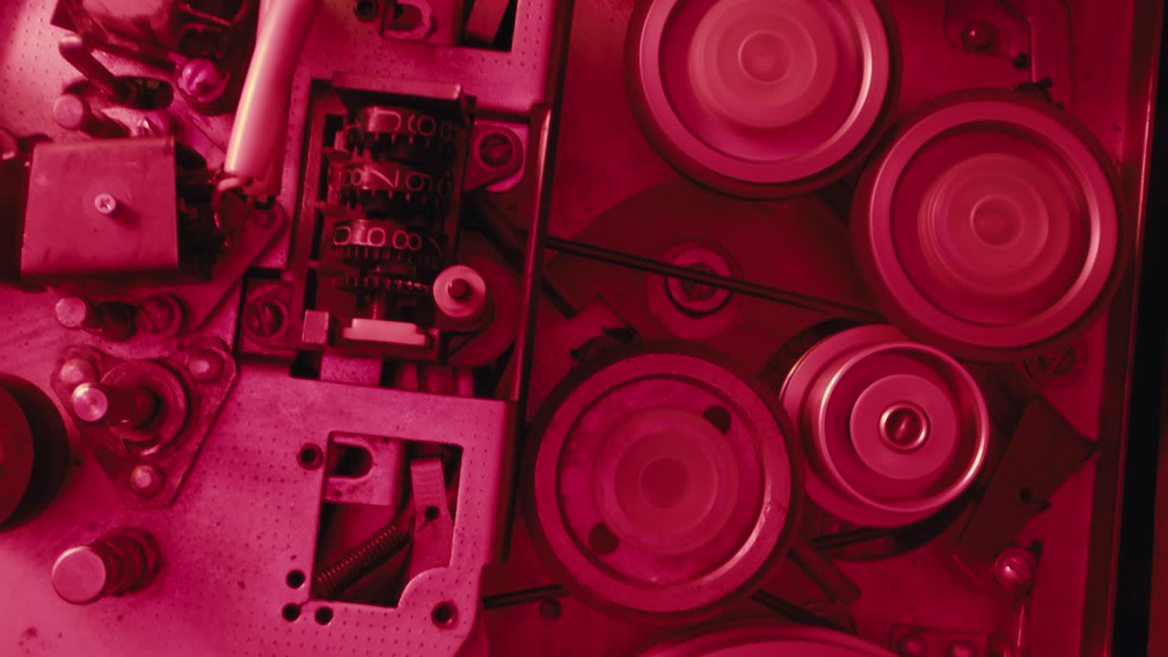 un primer plano de una máquina de grabación antigua.