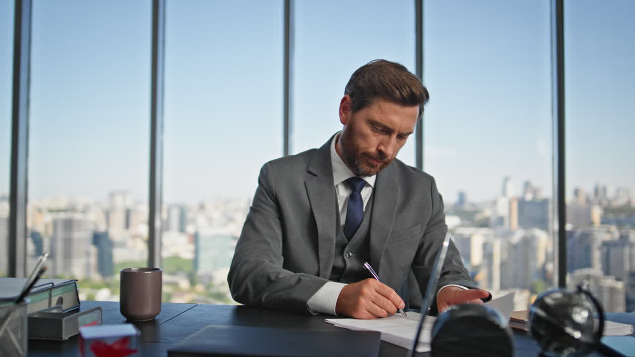 accordo di firma esecutivo di successo in un ufficio moderno. piano professionale pensivo