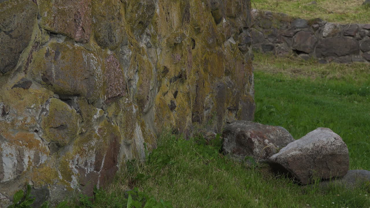 una vista de cerca de un muro fronterizo hecho de piedra de una fortaleza