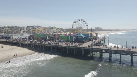 Un-Hermoso-Día-En-El-Soleado-Sur-De-California-Mientras-La-Gente-Disfruta-De-Actividades-En-El-Muelle-De-Santa-Mónica