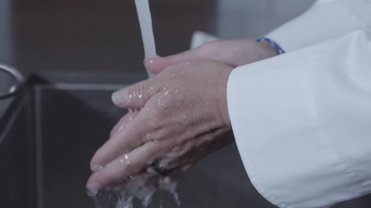 Un primo piano statico di uno chef che si lava le mani, enfatizzando l'igiene in cucina. Perfetto per dimostrazioni di cucina e contenuti sulla sicurezza alimentare