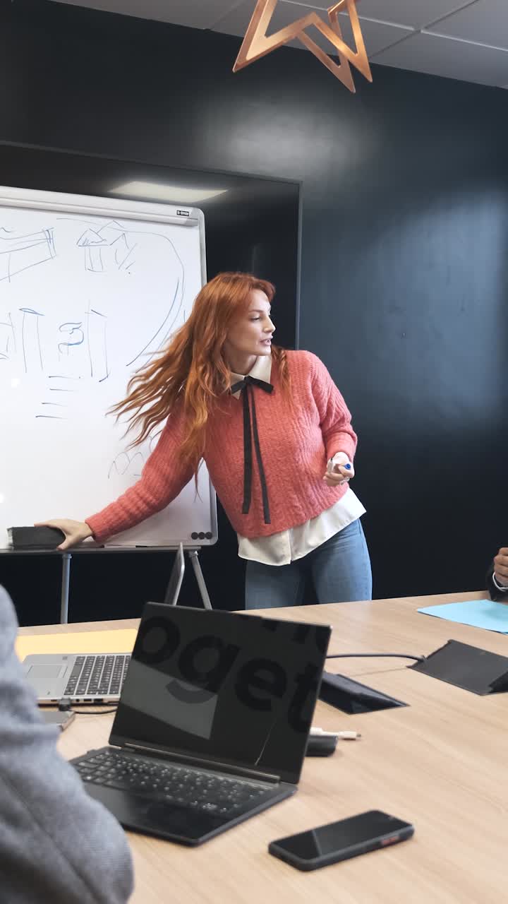 Gruppo di colleghi che ascoltano una relatrice