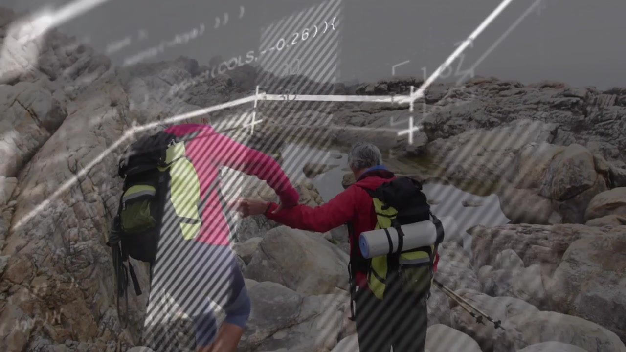 Una excursionista extiende la mano y guía a su compañero masculino por las rocas de una poza de marea para un desplazamiento seguro al aire libre.