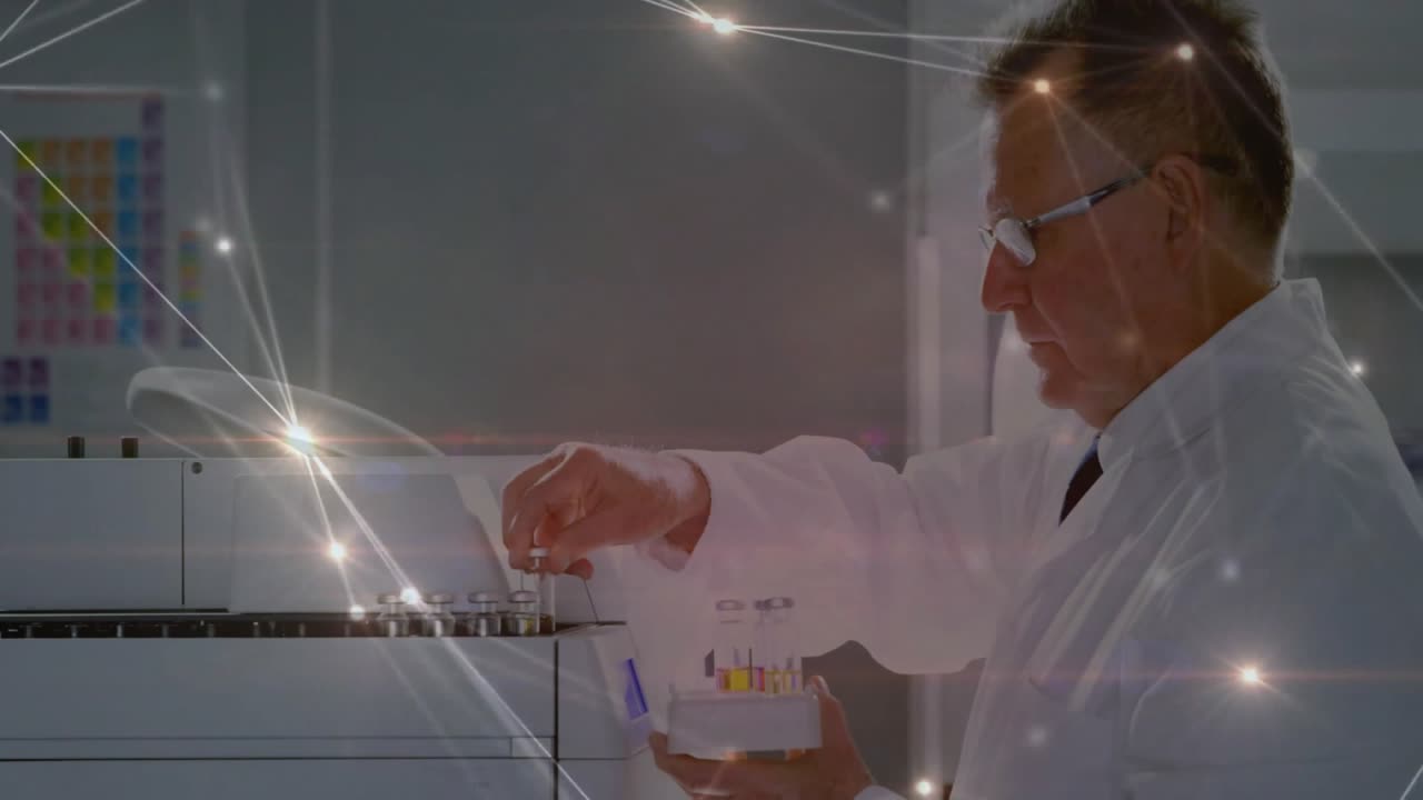 Scienziato che solleva un portaprovette per l'analizzatore, attivando la sovrapposizione e caricando le provette per l'analisi di laboratorio