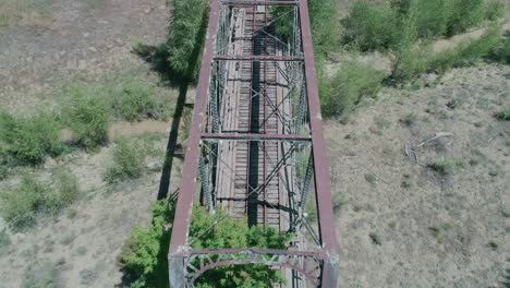 vista de drones de un puente de metal oxidado en el campo de colorado