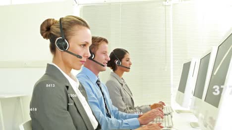 animación de números cambiando sobre personas de negocios que usan auriculares de teléfono