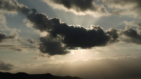 Dramatisches-Zeitraffervideo,-Dunkle-Goldene-Wolken,-Sonnenstrahlen-Am-Frühen-Sommermorgen