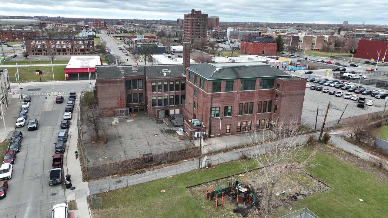 Luftfoto av gamle, forlatte bygninger i Detroit, Michigan