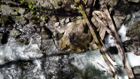 Cayendo-Rápidamente-A-Través-De-Un-Exuberante-Bosque-Verde,-El-Agua-Corre-Por-Un-Profundo-Barranco,-Vista-Aérea-De-Dios