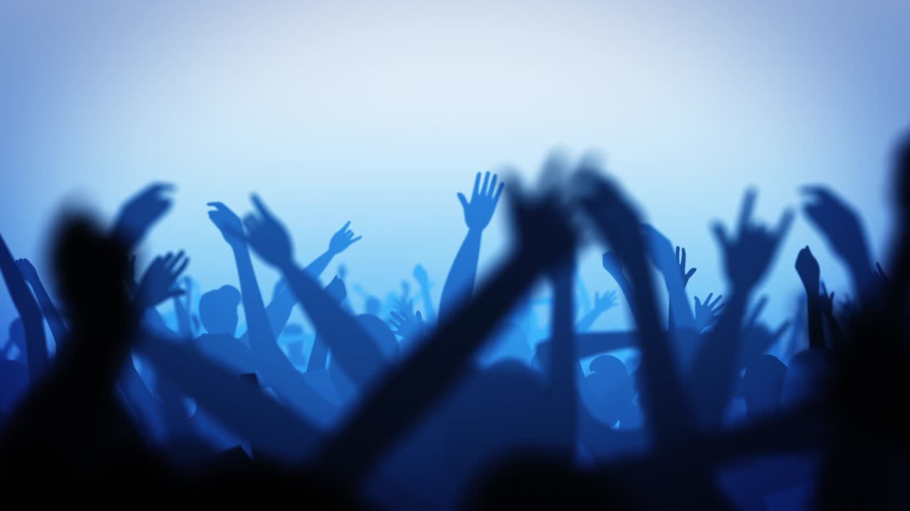 las siluetas emocionantes de la audiencia.