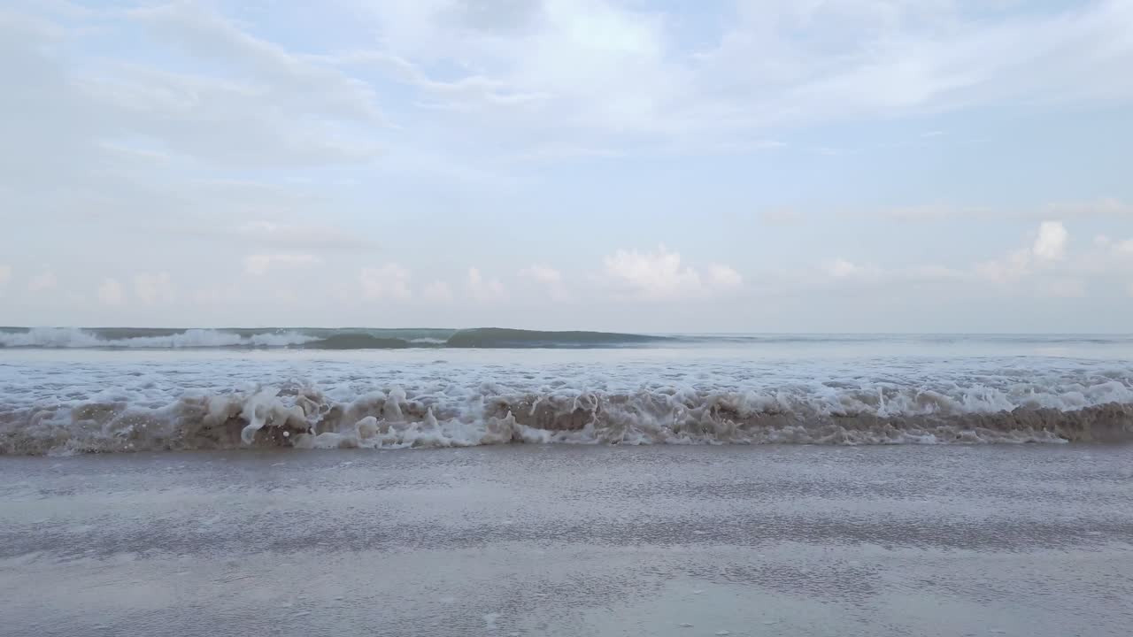 모래의 아름다움 백사장, 여름 해변 바다 경치에 거품이 있는 슬로우 모션 천연 바다 물결