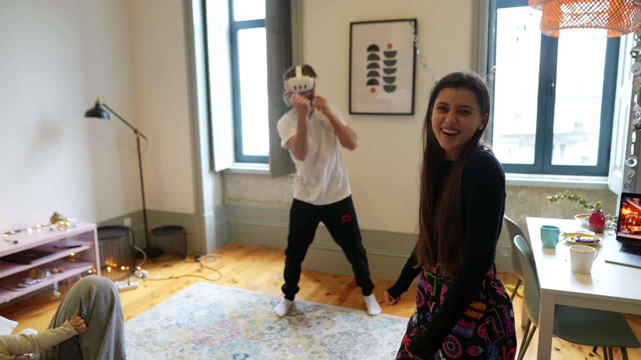 familia disfrutando del tiempo juntos en casa jugando juegos de realidad virtual