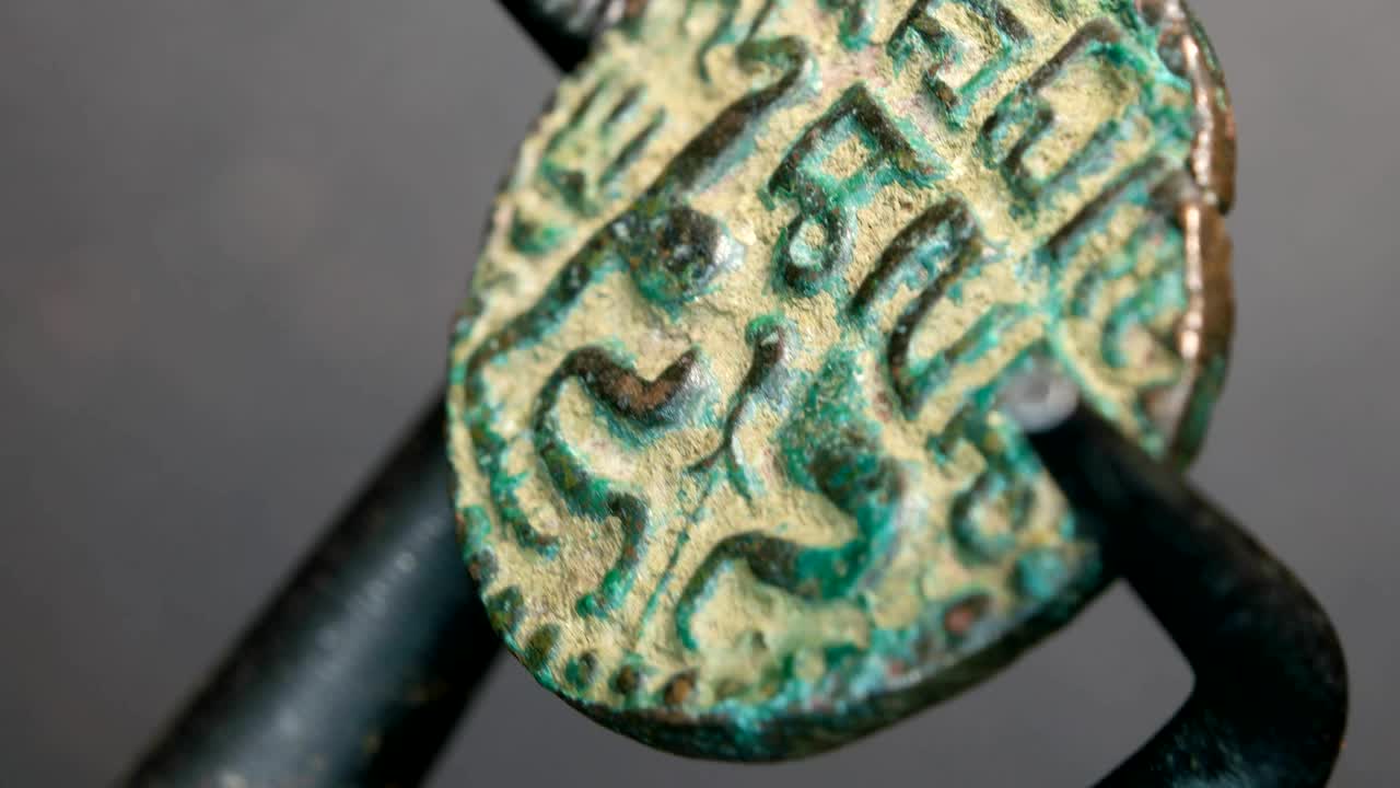 primer plano de monedas muy antiguas