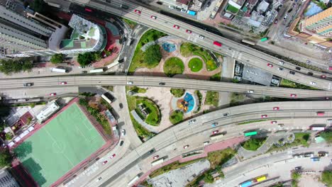 área urbana de kowloon en el centro de hong kong, vista aérea de arriba hacia abajo con tráfico y rascacielos de la ciudad