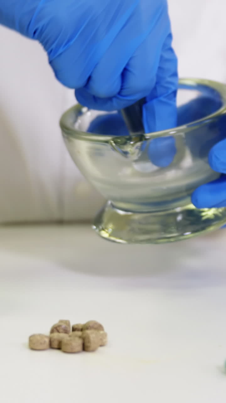 farmacéutico moliendo medicinas en mortero y mortero