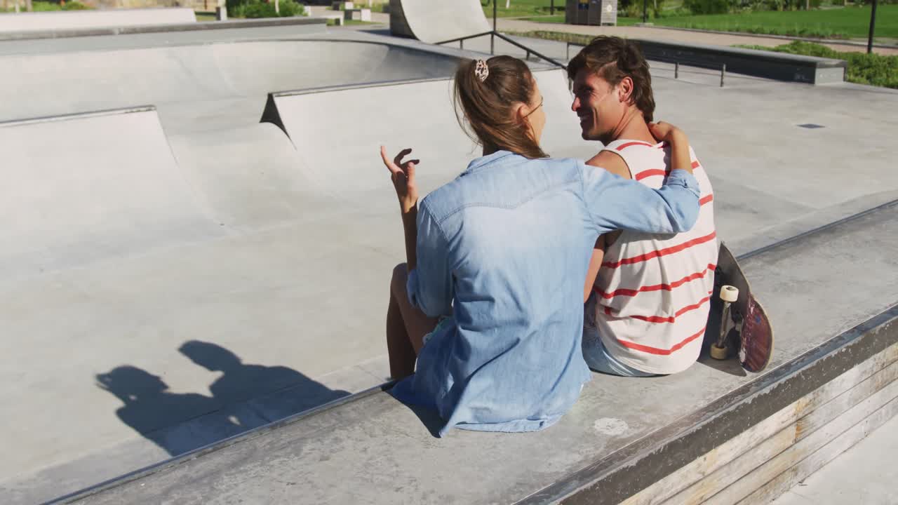 ⁇ 은 날 에 대화 하고 웃고 있는 백인 부부 의 뒷면