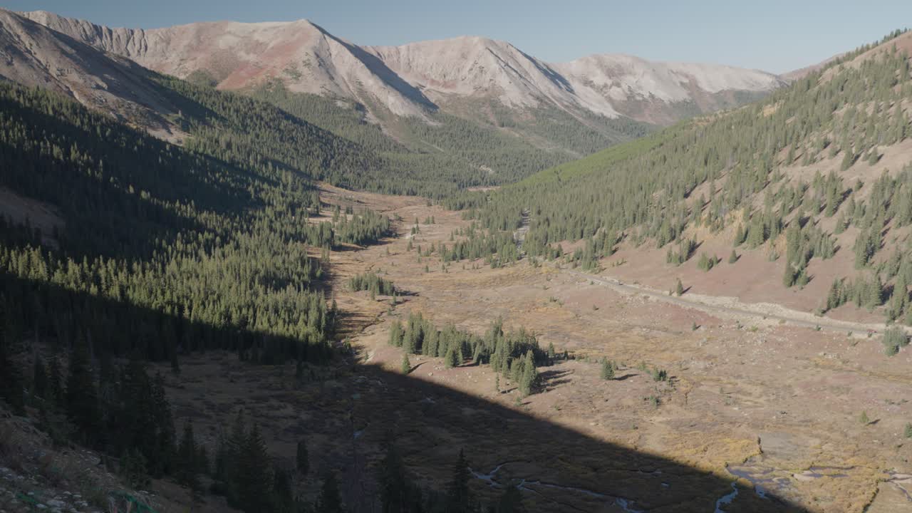 paisaje panorámico de valle de montaña