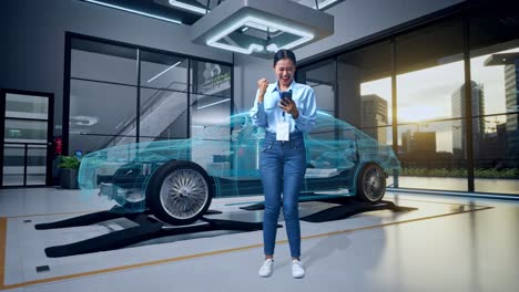mujer celebrando la innovación en el diseño de automóviles
