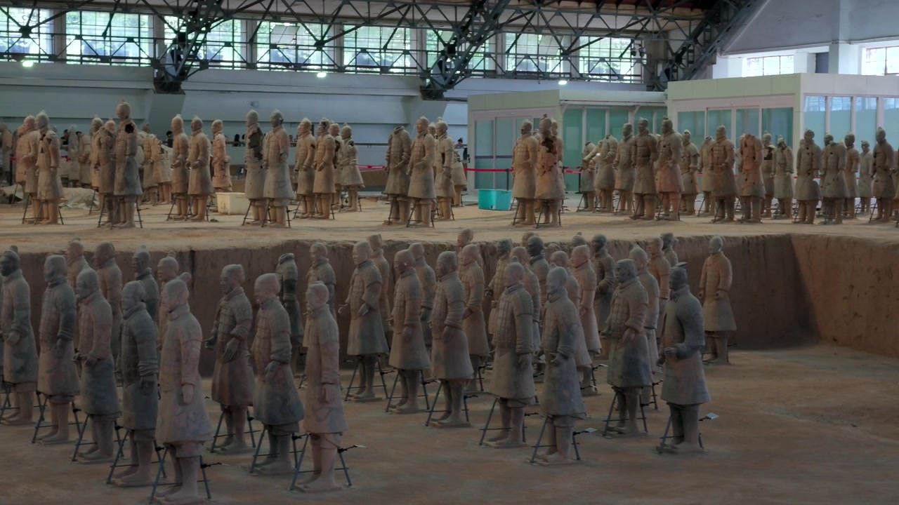 Terrakottahæren fra Qin Shi Huang, gamle ler-krigerskulpturer i Xi'an, Kina – et verdensberømt historisk levn. Det gamle terrakottakriger-mausoleum, ler-skulpturarv fra Qin-dynastiet i Xi'an
