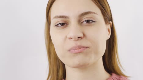 un primer plano de una mujer comiendo dragee. comiendo chocolate.
