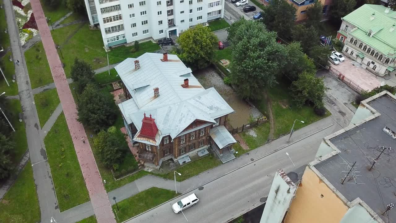 vista aérea de una casa histórica de madera en una ciudad