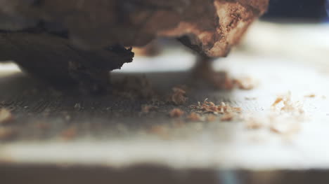 diy 배경 작업장에서 나무 부스러기를 뿌리는 만족스러운 남자 1