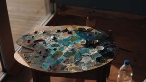 la paleta de madera del artista con manchas de pintura