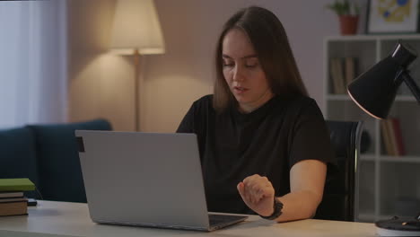 Frau-Arbeitet-Mit-Laptop-Zu-Hause,-Fühlt-Müdigkeit-Und-Schmerzen-In-Kopf-Und-Nacken,-Schließt-Den-Deckel-Des-Notebooks-Und-Entspannt-Sich,-Lindert-Verspannungen