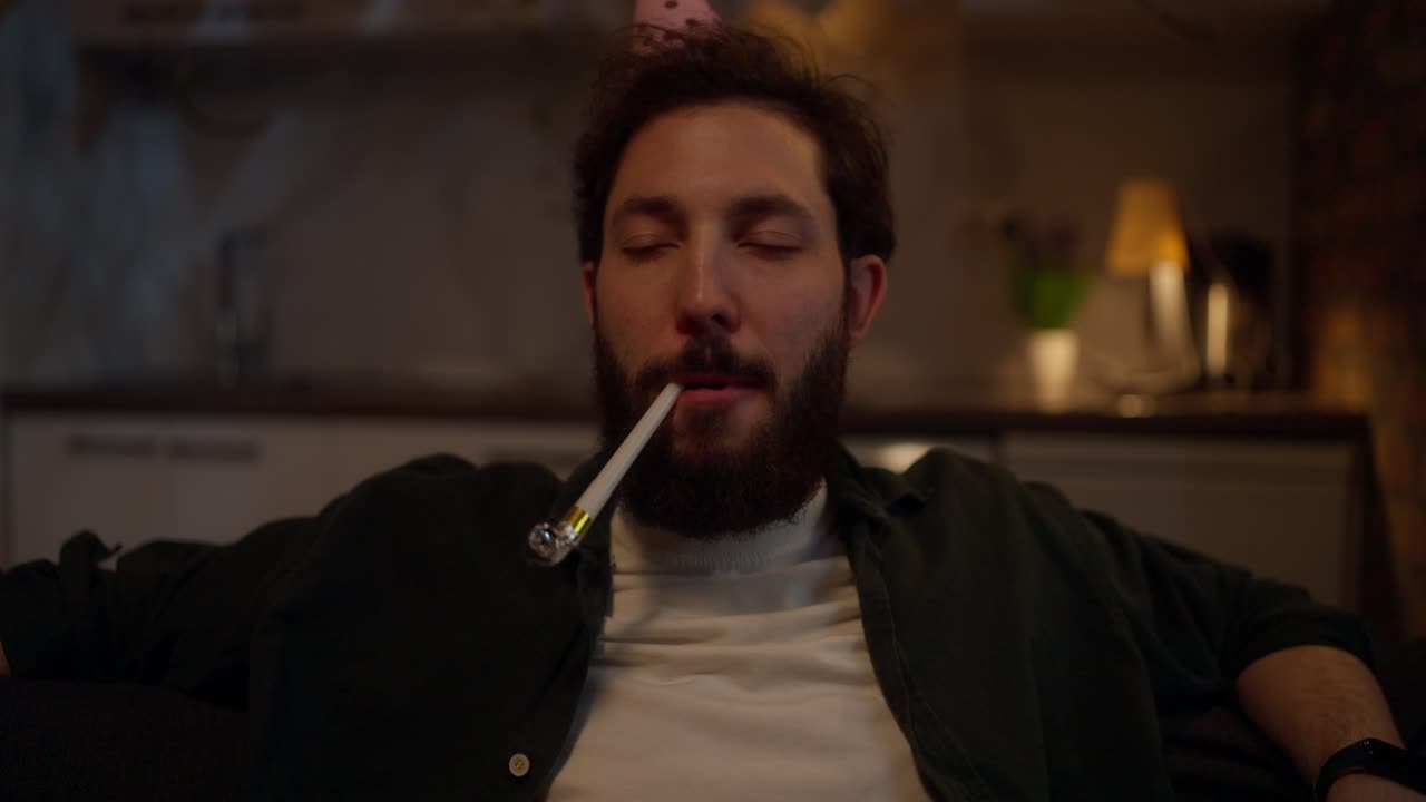 hombre celebrando un cumpleaños pero parece cansado