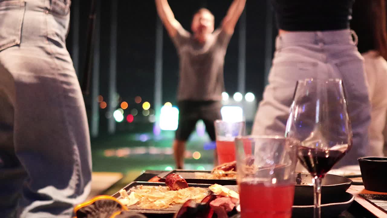 밤에는 골프와 술을 즐기는 친구들