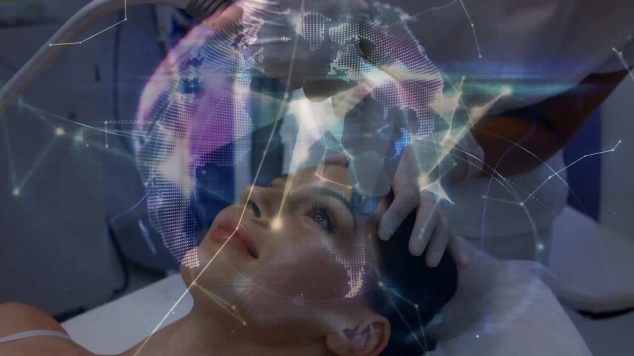 Tecnico che tiene il paziente e posiziona una sonda in clinica, che crea una maglia digitale che copre il viso per mappare la pelle.