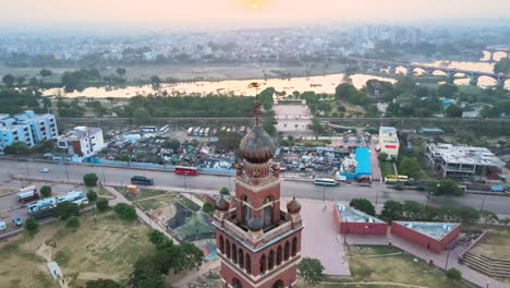 vista aérea del amanecer de la torre del reloj de lucknow, con la ciudad volviendo a la vida lentamente debajo.