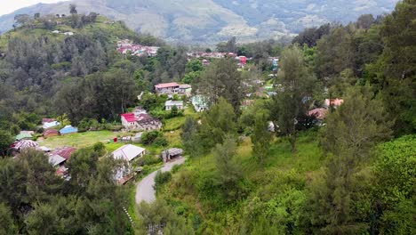 在東帝汶的艾納羅區 (ainaro district) 的馬比斯 (maubisse) 鎮,有房屋和<unk>曲的道路.