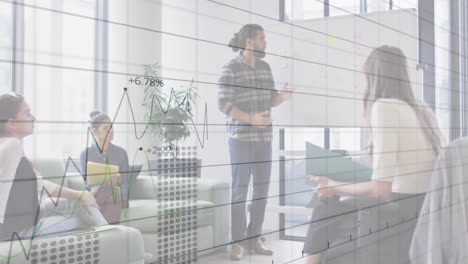 animación del procesamiento de datos y diagramas sobre diversos colegas discutiendo el trabajo