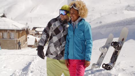 Linda-Mujer-Cerca-De-Un-Amigo-Cerca-De-Tablas-De-Snowboard