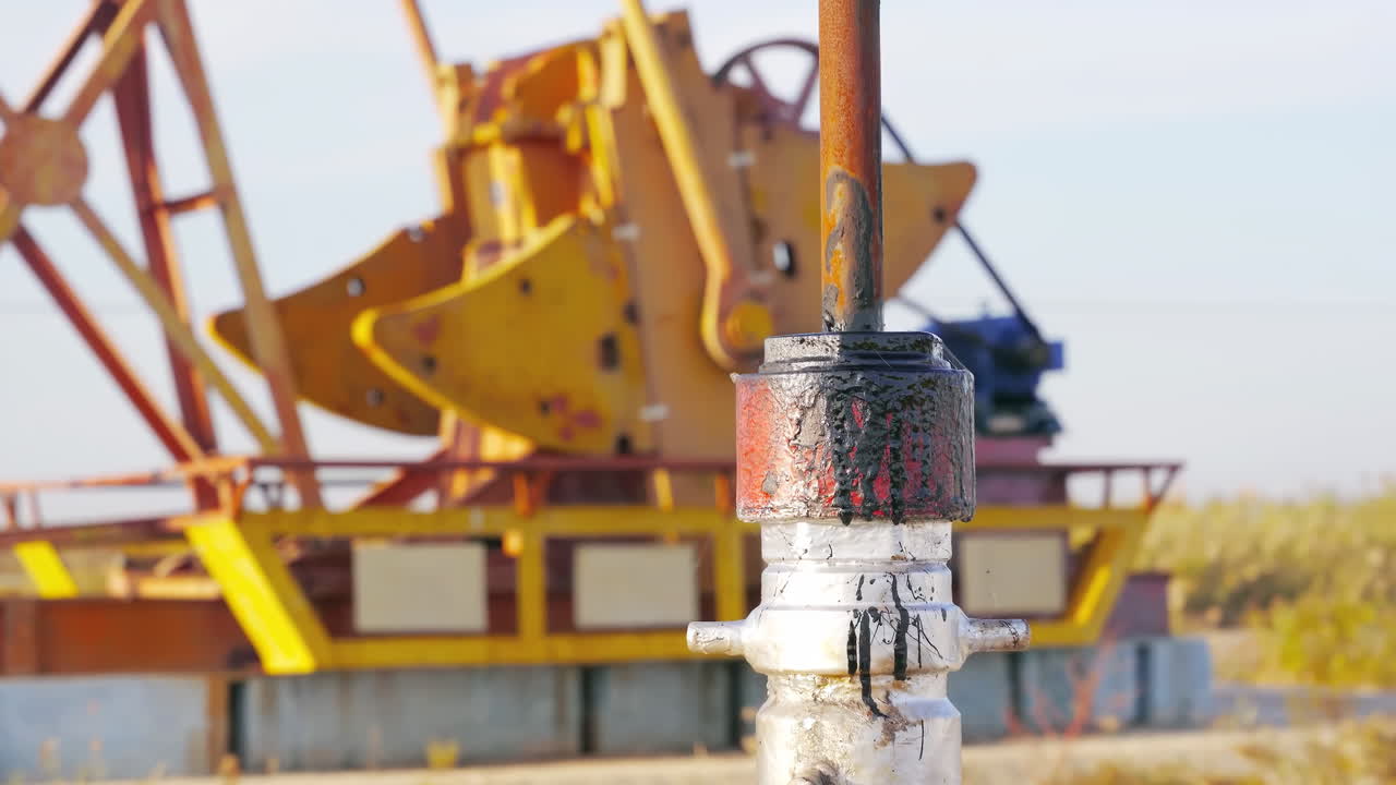 Il cambiamento dei prezzi di petrolio e benzina causato dalla guerra, piattaforme di perforazione per petrolio greggio, macchine di pompaggio per giacimenti petroliferi, estrazione continua di combustibili fossili, consumo energetico globale, crisi dell'approvvigionamento energetico