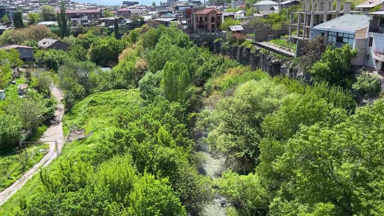 El río Hrazdan de Ereván en el paisaje urbano de Armenia, un cañón volcánico de basalto de verano en un paisaje natural con agua que fluye, vegetación ribereña, ecología de parque, geología panorámica, acantilados y arquitectura del Cáucaso.