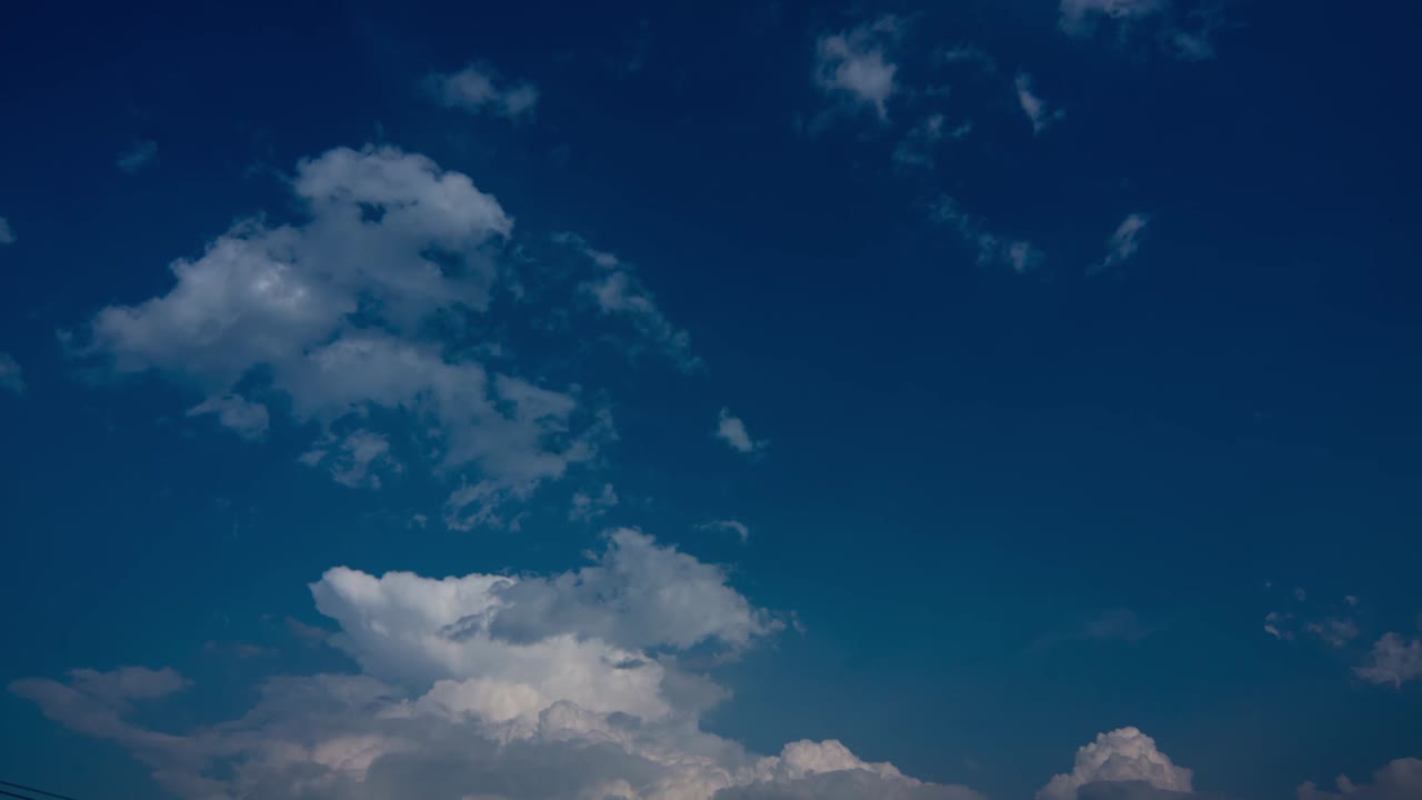 하늘에서 움직이는 추상적인 구름