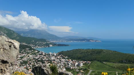 Mediterranean-town-by-the-mountains-with-sea-view,-reveal-shot