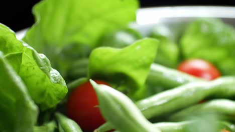 Foco-Superficial-Verde-Fresco-Y-Saludable-Hoja-De-Espinaca-Cucamelon-Tomate-Cherry-Ensaladera-Closeup-Dolly-Derecho