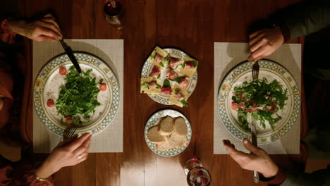 Cena-Romántica-De-Pareja-De-Ancianos-Deliciosas-Comidas-En-La-Mesa-Del-Restaurante.-Comida-Vista-Superior