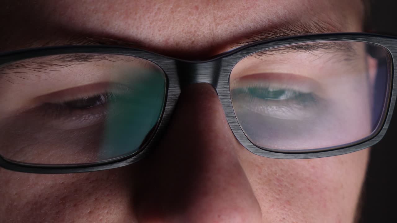 hacker nervioso trabajando en la oscuridad, primer plano