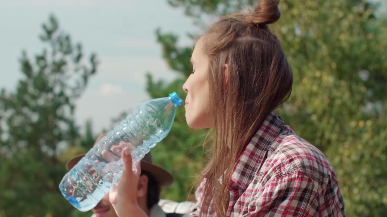 pareja tomando un breve descanso durante un viaje de senderismo