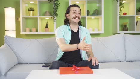 un adolescente emocionado ensayando para dar regalos.