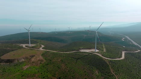 vista aérea lateral de un parque eólico en las montañas del norte de chile